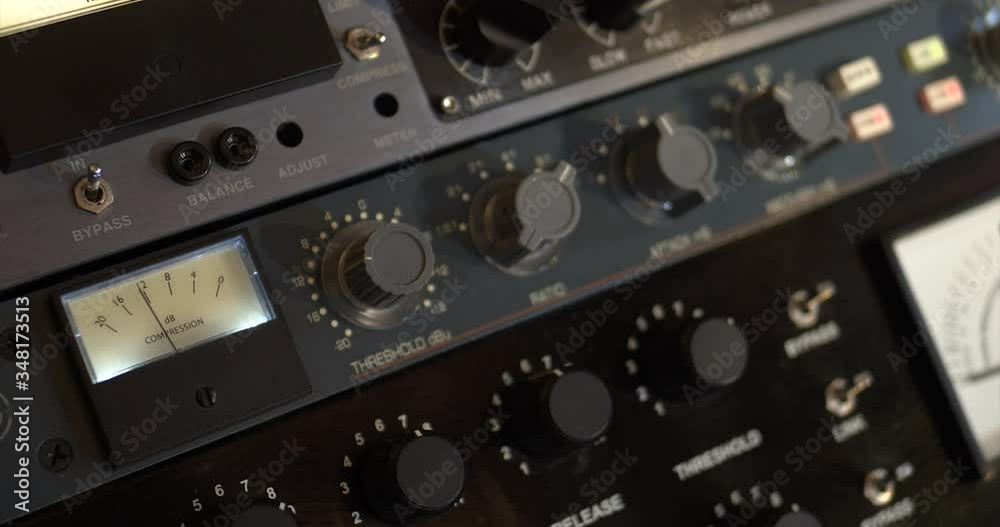 Uomo cambia le impostazioni del compressore nello studio durante la registrazione