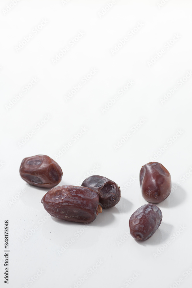 Obraz premium Dried dates fruits on white background, tasted sweet and chewy