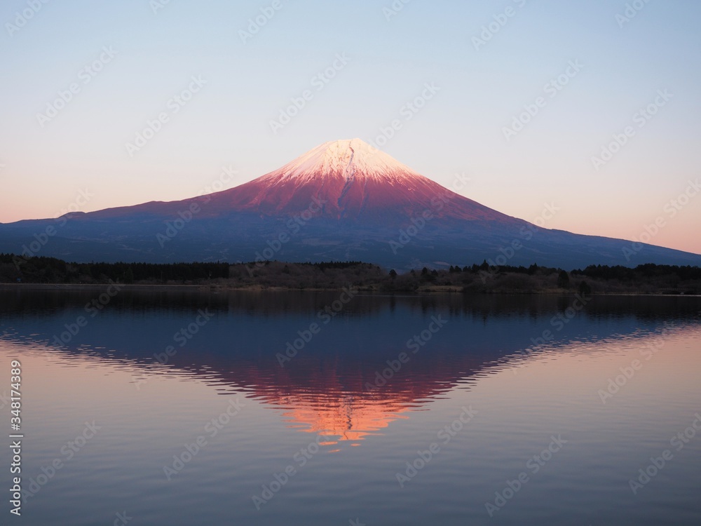 田貫湖に映る夕日の富士山