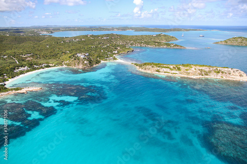 Fototapeta Naklejka Na Ścianę i Meble -  Beautiful turquoise Caribbean sea near Antigua 