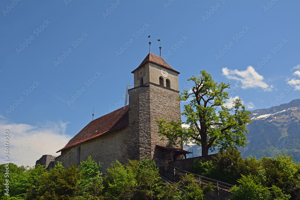 Die Kirche von Ringgenberg am Brienzersee, Kanton Bern Die Kirche von Ringgenberg am Brienzersee, Kanton Bern