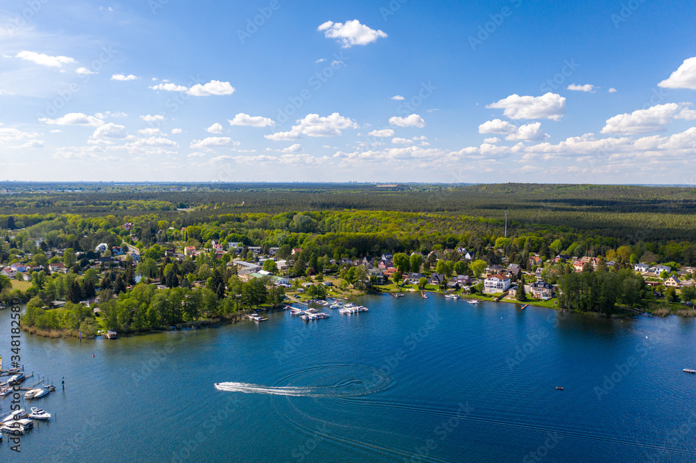 Fototapeta premium Widok na Grünheide pod Berlinem i Werlsee