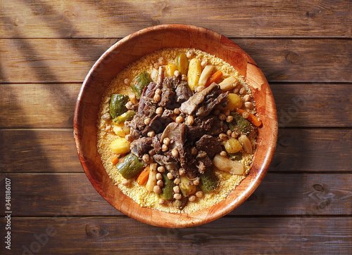 Photos Top view shot of Traditional algerian food couscous on wooden table with vegetables and meat