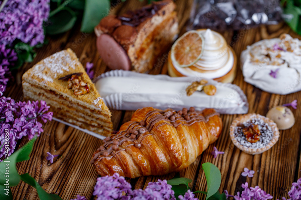 Fototapeta premium lilac sweets cake wood