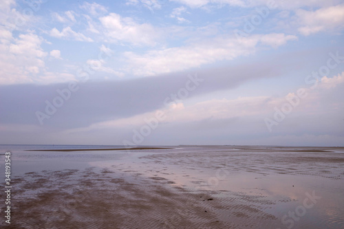 Fototapeta Naklejka Na Ścianę i Meble -  The harsh White sea. Cold summer day on Yagry island, Severodvinsk