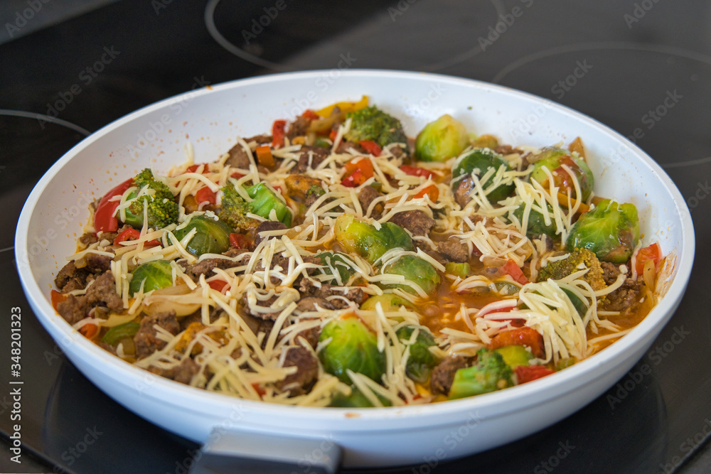Gemüse Hackfleisch Thai Pfanne mit Paprika, Brokkoli, Rosenkohl und mit Käse überbacken, Produktbild, Nahaufnahme, Low Carb
