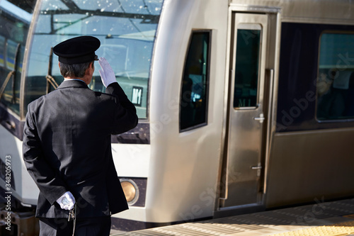 Fotografia Japanese train conductor at station