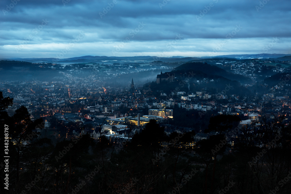 Obraz premium view of marburg in the early morning fog