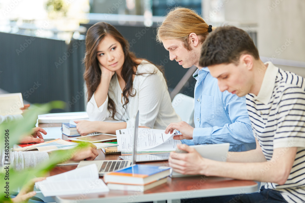 Gruppe Studenten lernen zusammen für Prüfung Gruppe Studenten lernen zusammen für Prüfung