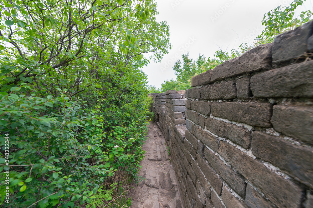 China, Peking, Wanderung auf der Chinesischen Mauer, Pfad zwischen Wald und Steinmauer China, Peking, Wanderung auf der Chinesischen Mauer, Pfad zwischen Wald und Steinmauer