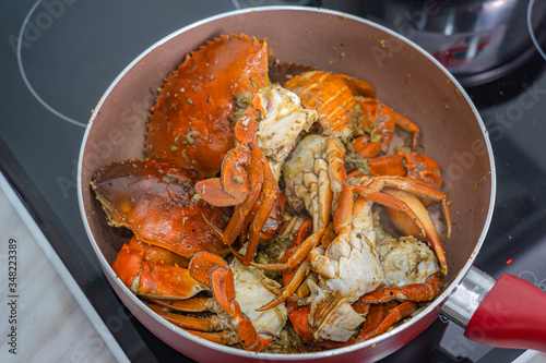 Delicious stir-fried crab with garlic and pepper on the pan