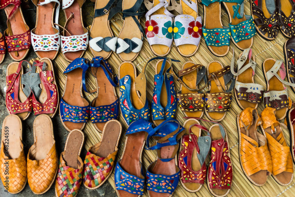 Sandálias artesanais no mercado de Aracaju, Sergipe, Brasil 
