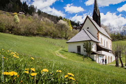 Die  Kirche von St. Kathrein in Bad Kleinkirchheim/Kärnten inmitten einer Frühlingswiese