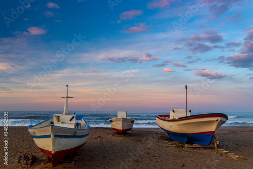 Barcos de pesca tradicionales en la playa de Cabo de Gata al amanecer, Almería, Andalucía, España