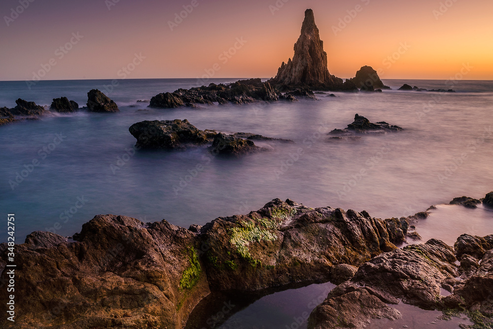 atardecer-sobre-el-arrecife-de-las-sirenas-en-el-parque-natural-de-cabo