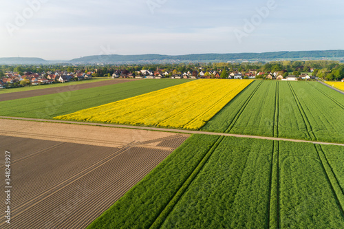 Luftaufnahme von Feldern mit einer Kleinstadt im Hintergrund