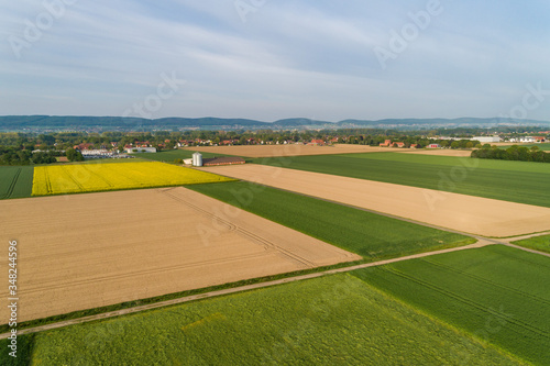 Landwirtschaftlich genutzte Felder im ländlichen Raum
