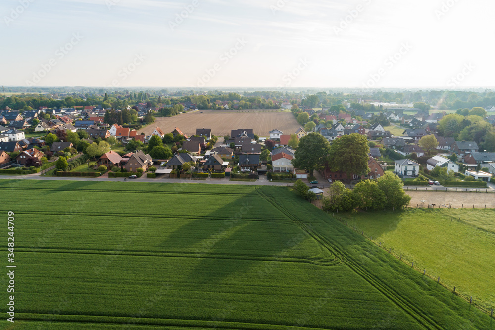 Kleine Siedlung mit Häusern im ländlichen Raum, Deutschland
