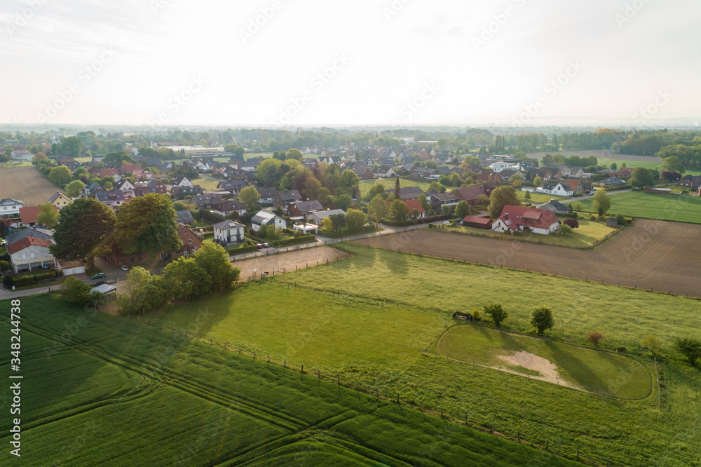 Kleine Siedlung mit Häusern im ländlichen Raum, Deutschland