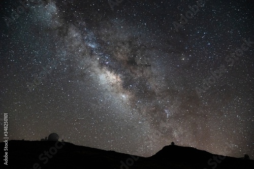 Foto Milky way over observatory in La Palma