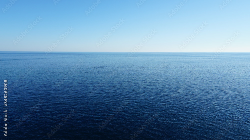 das blaue Meer mit einem kleinen Boot.