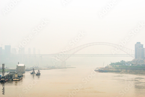 China, Chongqing, Diesiger Blick auf die Chaotianmen Changjiang Brücke photo
