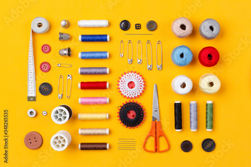 Canvastavla Sewing items arranged