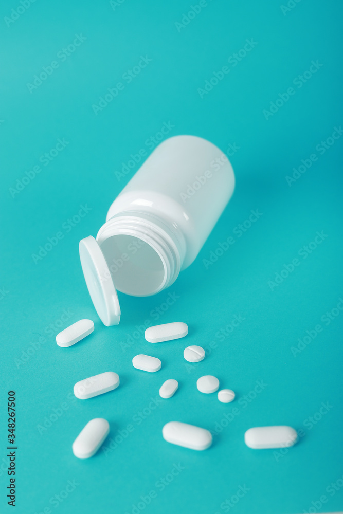 envase blanco de pastillas abierto envase blanco de pastillas abierto