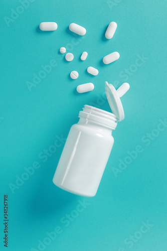 foto de diseño con pastillas en fondo blanco photo