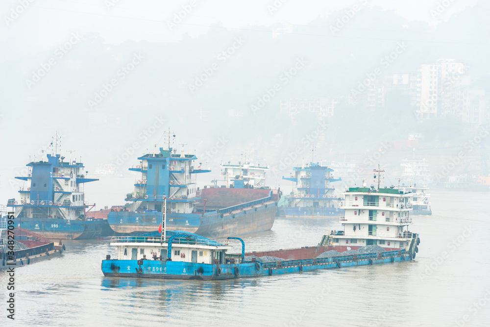 China, Chongqing, Große Transportschiffe auf dem Yangtze Fluss im Nebel