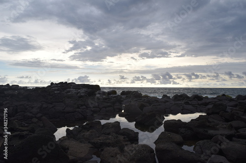 Paisaje tranquilo reflejo del cielo en el agua atrapada entre las grandes rocas de la costa
