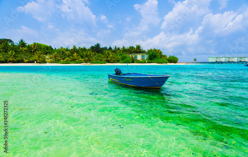 Fototapeta Naklejka Na Ścianę i Meble -  Boat stands on crystal clear water by the beach in the maldives