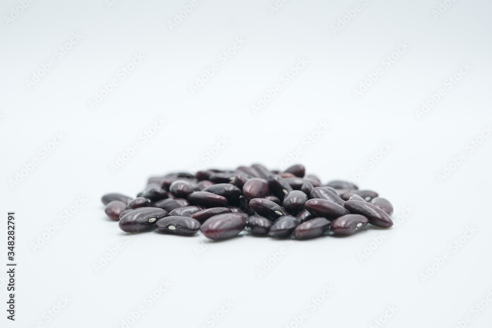 Obraz premium Red Kidney Bean or Phaseolus vulgaris shot on a white isolated background.