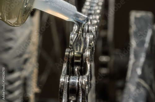 Obraz na plátně Master lubricates a bicycle chain on a bicycle