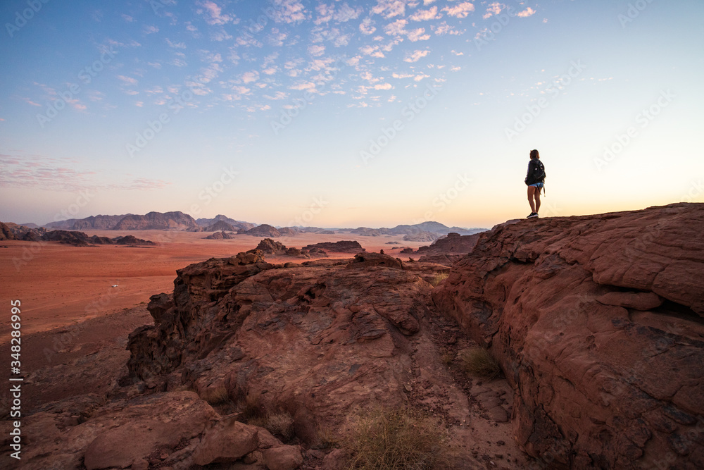 Naklejka premium tramonto nel deserto Wadi Rum, Giordania