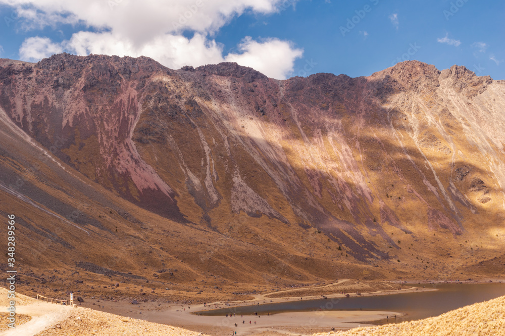 Naklejka premium Cima de las montañas con un cielo azul profundo