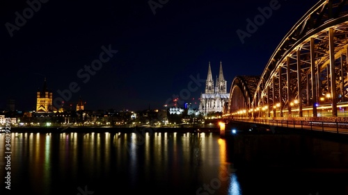 Kölner Dom und Hohenzollernbrücke im Sonnenuntergang am Abend
