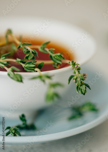 Tableau sur toile Herbal tea with fresh sprigs of blooming thyme