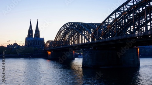 Kölner Dom und Hohenzollernbrücke im Sonnenuntergang  am Abend © Omm-on-tour