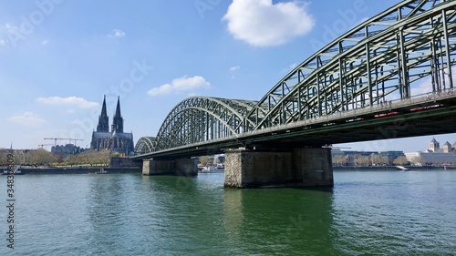 Kölner Dom und Hohenzollern Brücke am Rhein © Omm-on-tour