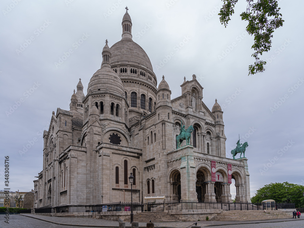Obraz premium Paris, France - 05 09 2020: Montmartre district. View of sacred heart, during confinement against coronavirus