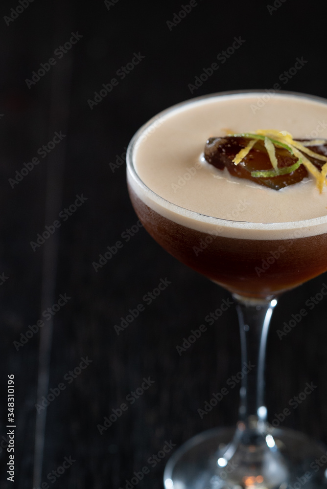 Coquetel marrom finalizada com laranja e limão, Coquetel marrom finalizada com laranja e limão,