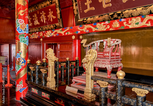 Tableau sur toile Throne of the old Ryukyu kings of Okinawa in the Shuri castle, Naha, Japan