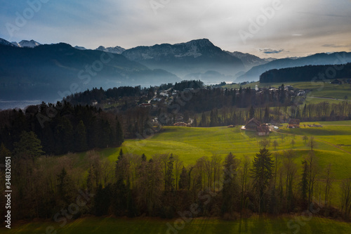 Luftaufnahme von einer wunderschönen Landschaft aus Luzern mit Bergen im Hintergrund.