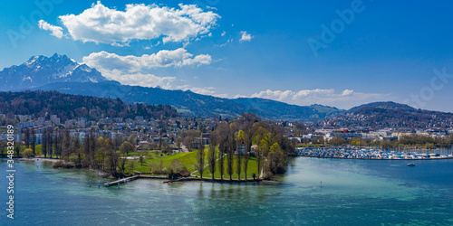 Wunderschöne panoramasicht auf den Park, am Ufer des Vierwaldstättersee