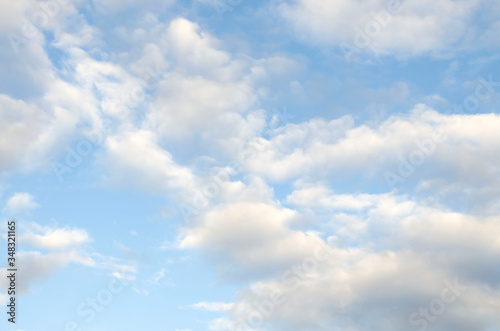 Fototapeta Naklejka Na Ścianę i Meble -  Blue summer sky white cumulus clouds background