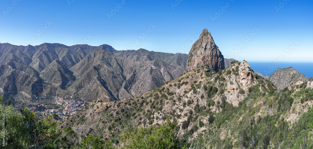 Panorama vom Berg Roque El Cano mit Ort Vallehermoso auf der Insel La Gomera, Kanarische Inseln Panorama vom Berg Roque El Cano mit Ort Vallehermoso auf der Insel La Gomera, Kanarische Inseln