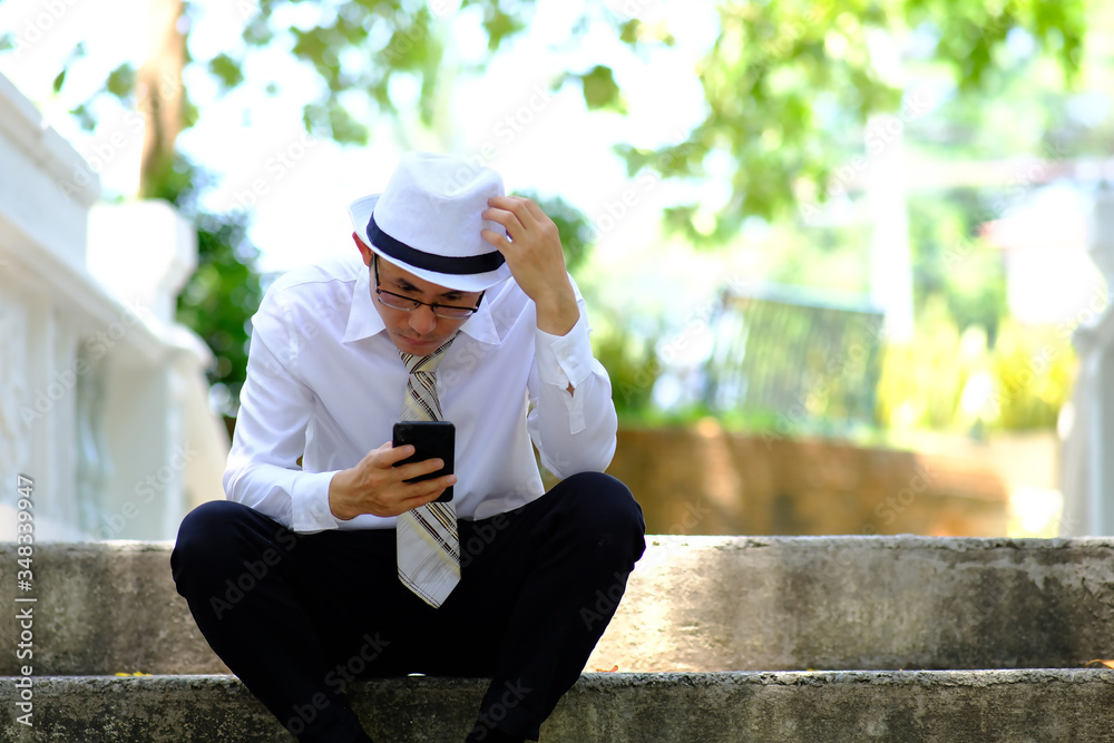 Obraz premium businessman using smartphone outdoor