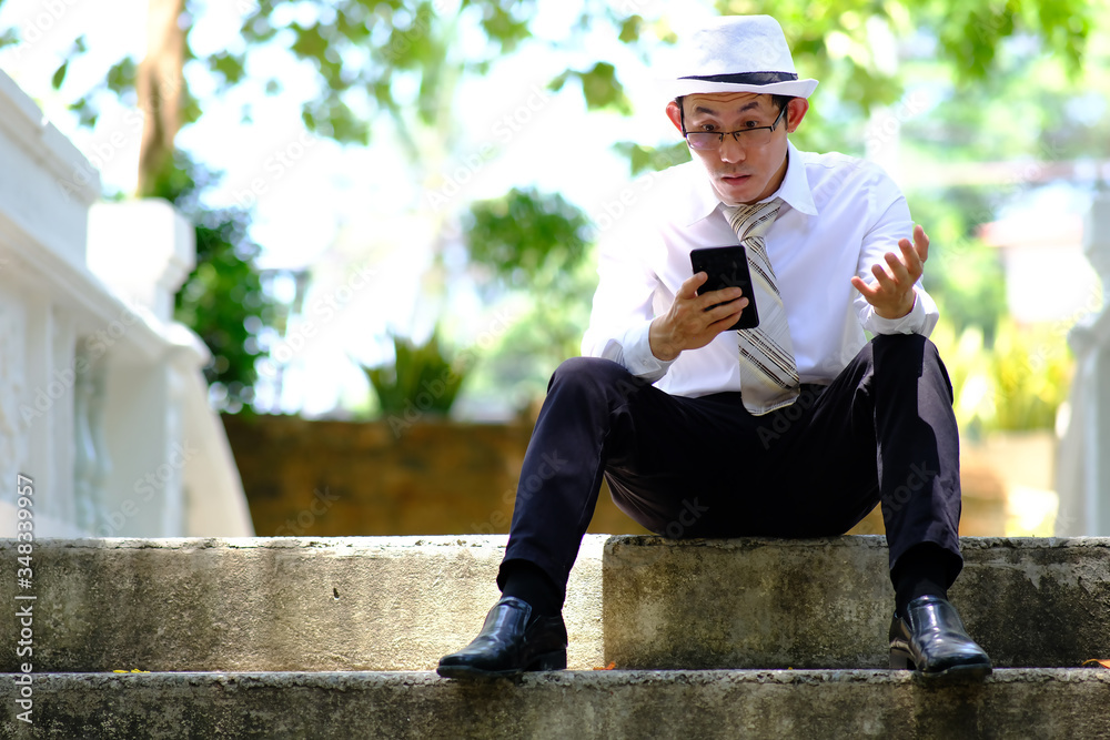 Obraz premium businessman using mobile phone and successful business plan