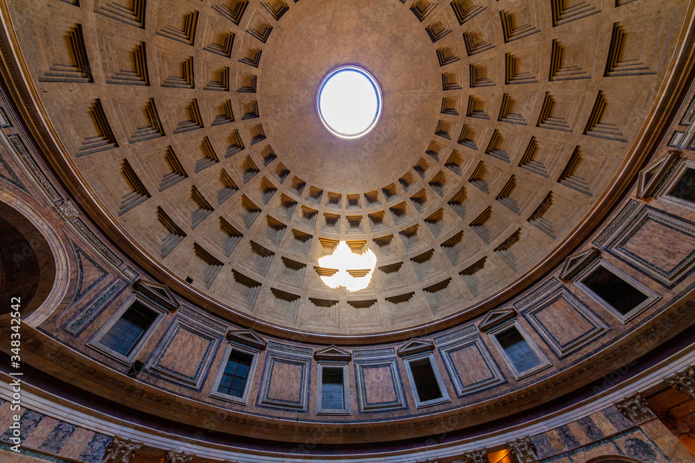 Il soffitto del Pantheon di Roma, Italia, con il celebre buco al centro della cupola